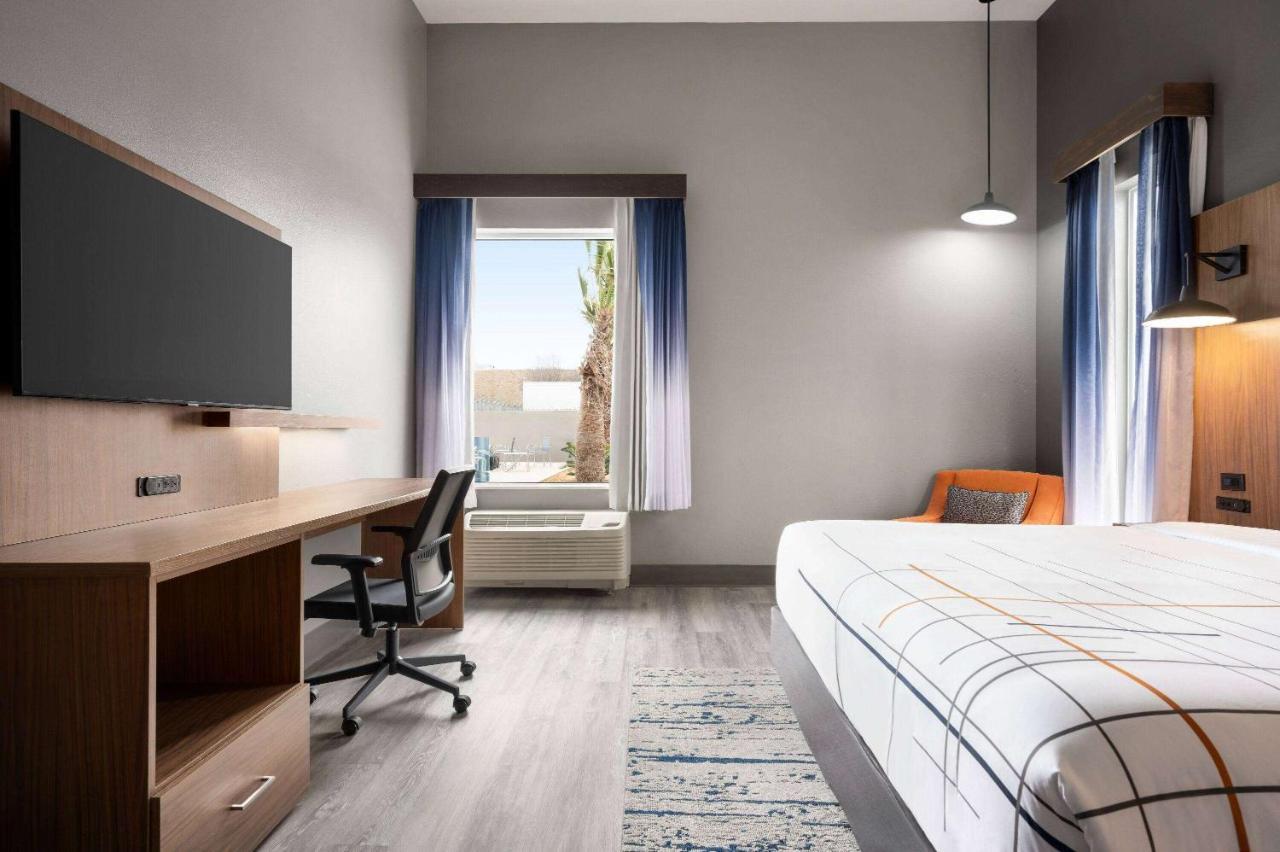 La Quinta Inn & Suites By Wyndham Дел Рио Екстериор снимка